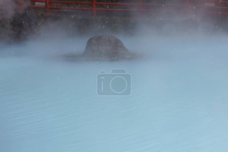 Le paysage de l'eau bleue Umi Jigoku (enfer marin). L'un des beppu enfer tournée situé dans la neige à Beppu, Oita, Japon.