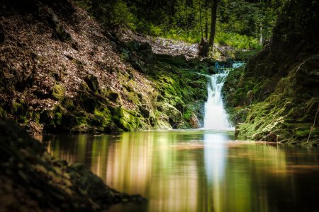 Téléchargez les photos : Rivière Valle De La Hoegne, Beau paysage de cascades dans les Ardennes en Belgique - en image libre de droit