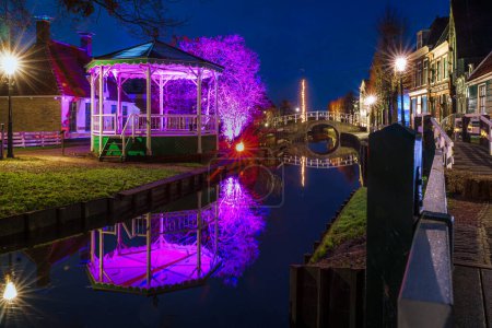 Freilichtmuseum alter Fischerdörfer bei einem abendlichen Spaziergang mit wunderbaren Lichtern in Enkhuizen in den Niederlanden