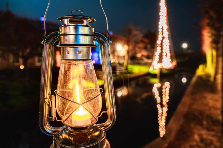 Patrimonio museo al aire libre de antiguos pueblos de pescadores durante un paseo por la noche, con maravillosas luces en Enkhuizen en los Países Bajos