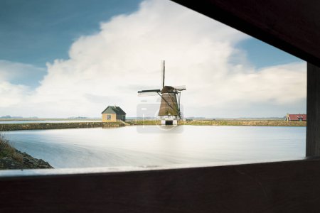Patrimoine néerlandais Moulin à vent 'Het Noord' sur l'île Texel au paysage de la mer des Wadden de l'Unesco aux Pays-Bas