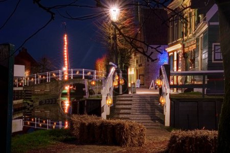 Musée en plein air de vieux villages de pêcheurs lors d'une promenade dans la soirée, avec de magnifiques lumières à Enkhuizen aux Pays-Bas