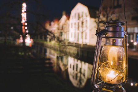 Musée du patrimoine en plein air de vieux villages de pêcheurs lors d'une promenade dans la soirée, avec de magnifiques lumières à Enkhuizen aux Pays-Bas