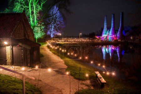 Museo al aire libre de antiguos pueblos de pescadores durante un paseo por la noche, con maravillosas luces en Enkhuizen en los Países Bajos