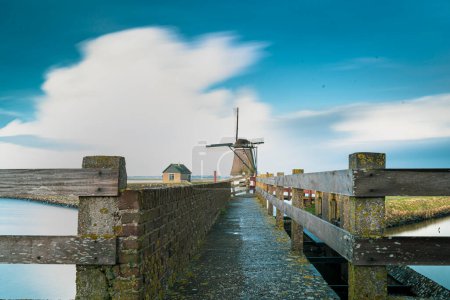 Patrimoine néerlandais Moulin à vent 'Het Noord' sur l'île Texel au paysage de la mer des Wadden de l'Unesco aux Pays-Bas