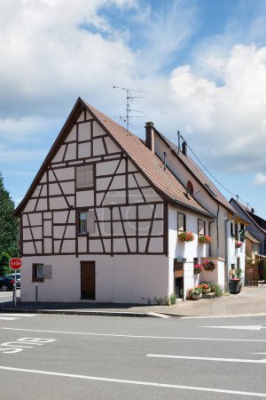 hermosa calle en la comuna de Eguisheim Francia