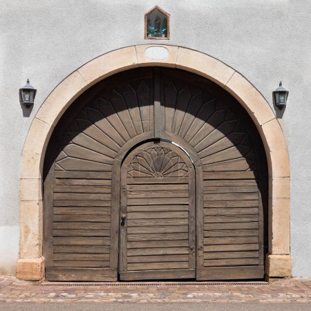hermosa puerta en la comuna de Eguisheim Francia