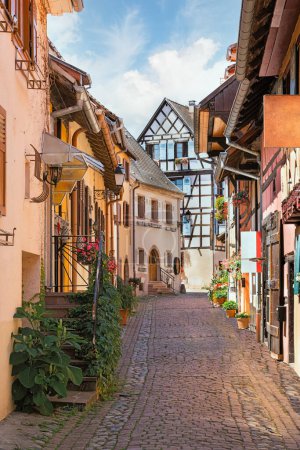 hermosa calle en la comuna de Eguisheim Francia