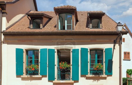hermosos edificios con ventanas en la comuna de Eguisheim Francia