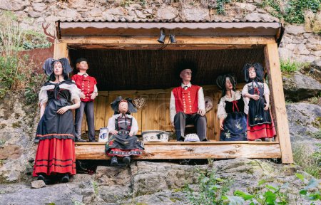 Téléchargez les photos : Marionnettes vêtues d'une robe traditionnelle alsacienne à Kaysersberg - en image libre de droit