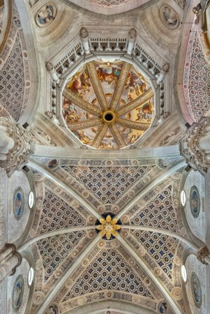 Foto de Hermoso adorno de techo en Certosa ItaliaPavía, Italia 07 de junio 2023. La Cartuja, el techo de la nave principal de la iglesia - Imagen libre de derechos