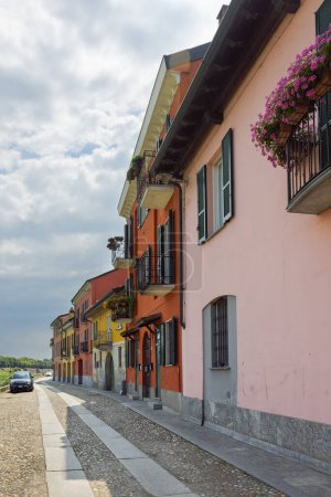 Téléchargez les photos : Belle rue médiévale en pavie italie - en image libre de droit