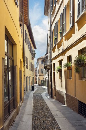 Téléchargez les photos : Belle rue médiévale en pavie italie - en image libre de droit