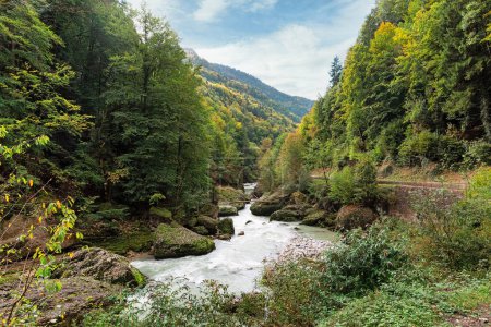 Téléchargez les photos : Montagne rivière Savoie région France - en image libre de droit