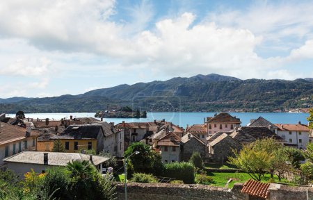 Téléchargez les photos : Paysage île de Isola San Giulio sur le lac d'Orta en Italie - en image libre de droit