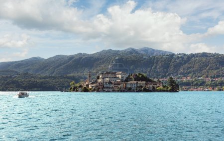 Téléchargez les photos : Paysage île de Isola San Giulio sur le lac d'Orta en Italie - en image libre de droit