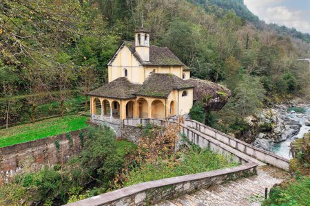  Schönes Heiligtum der Madonna della Gurva kombiniert mit der Natur in Italien