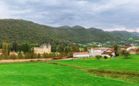 paysage de la commune de Cornod sur le fond des montagnes, France