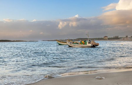 magnifique paysage marin avec des bateaux sur Hof Dor au coucher du soleil en Israël