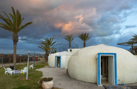 Téléchargez les photos : Belles maisons d'hôtes en forme d'hémisphère sur la plage de Hof Dor en Israël - en image libre de droit