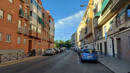 Foto de Madrid, España - 14 de junio de 2022: Barrio de la Concepción en Madrid, Viviendas y vida de las personas en España - Imagen libre de derechos