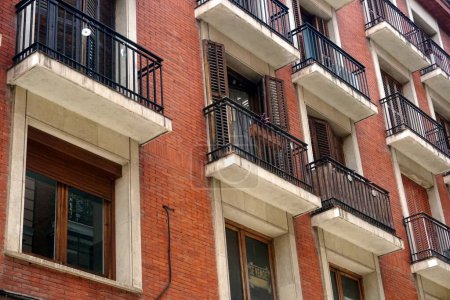 Téléchargez les photos : Bâtiments vintage classiques colorés avec fenêtres et balcons dans le centre de Madrid - en image libre de droit