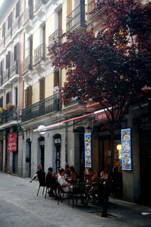 Téléchargez les photos : Bâtiments vintage classiques colorés avec fenêtres et balcons dans le centre de Madrid - en image libre de droit