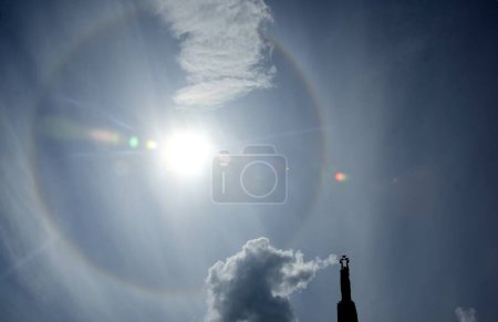 Téléchargez les photos : Effet halo atmosphérique. Halo de soleil qui brille dans le ciel au-dessus de Riga, Lettonie - en image libre de droit