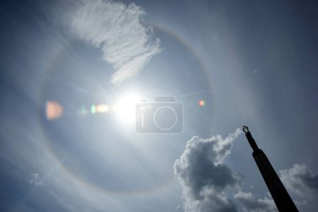 Téléchargez les photos : Effet halo atmosphérique. Halo de soleil qui brille dans le ciel au-dessus de Riga, Lettonie - en image libre de droit