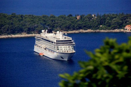 Foto de DUBROVNIK, CROACIA - 26 DE JUNIO DE 2023: Vistas desde arriba de un crucero blanco en el puerto de Dubrovnik - Imagen libre de derechos