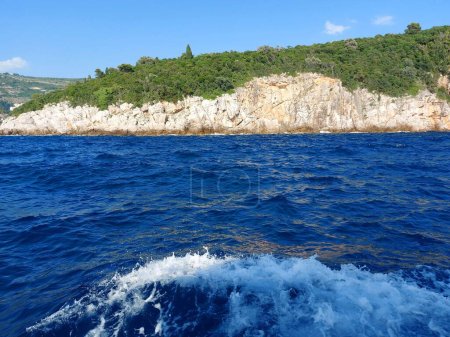 Foto de Isla Lokrum en el mar Adriático cerca de Dubrovnik, Croacia. Hermosa agua azul del mar Adriático en primer plano - Imagen libre de derechos