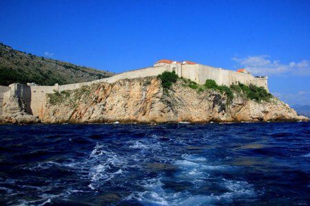 Foto de Isla Lokrum en el mar Adriático cerca de Dubrovnik, Croacia. Hermosa agua azul del mar Adriático en primer plano - Imagen libre de derechos