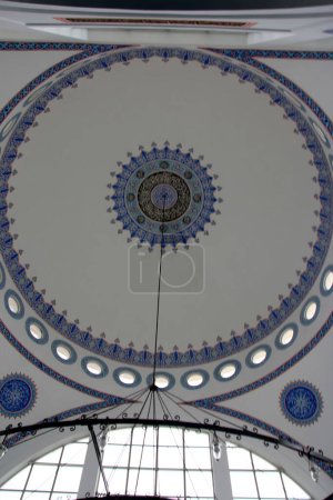 Foto de Shkoder, Albania - 24 de junio de 2023: Interior de Xhamia e Madhe - Mezquita Ebu Beker de Shkoder en Albania. Mezquita Al-Zamil en Shkoder - Imagen libre de derechos