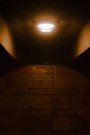 Une lampe jaune dans un tunnel souterrain