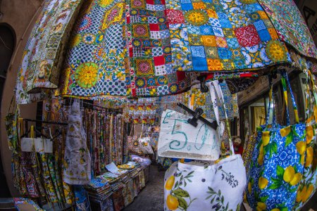 Foto de Ropa textil colorida colgando en el mercado - Imagen libre de derechos