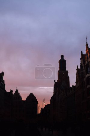 Silhouettes de Wroclaw, Pologne. Place du marché historique et un coucher de soleil rose magique.