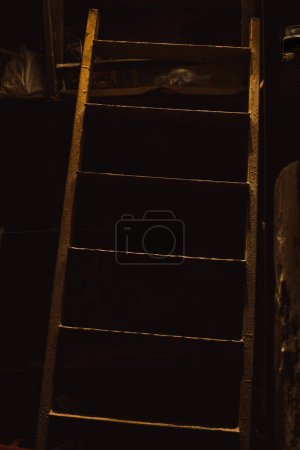Téléchargez les photos : Un cuir d'acier poussiéreux dans un sous-sol poussiéreux - en image libre de droit