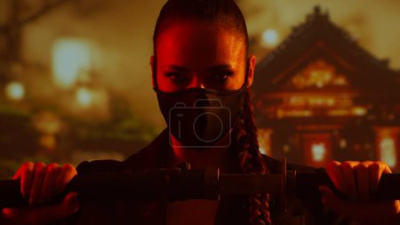 Foto de Joven y hermosa chica ninja en una máscara y con una katana. Samurai mujer en el fondo de un templo tradicional japonés. - Imagen libre de derechos