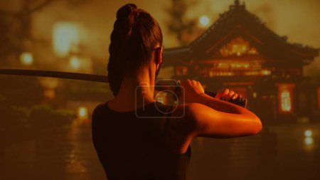 Foto de Joven y hermosa chica ninja en una máscara y con una katana. Samurai mujer en el fondo de un templo tradicional japonés. - Imagen libre de derechos