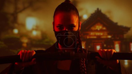 Téléchargez les photos : Jeune et belle fille ninja dans un masque et avec un katana. Femme samouraï sur le fond d'un temple japonais traditionnel. - en image libre de droit
