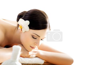 Téléchargez les photos : Belle et saine femme brune reçoit un traitement de massage dans un salon de spa. Le concept de spa, de santé et de guérison. - en image libre de droit