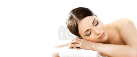 Foto de Mujer morena hermosa y saludable está recibiendo tratamiento de masaje en el salón de spa. El concepto de spa, salud y curación. - Imagen libre de derechos