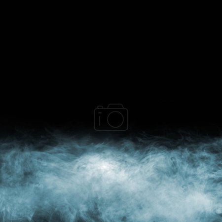 Téléchargez les photos : Texture fumée abstraite sur fond noir. Brouillard dans l'obscurité. - en image libre de droit