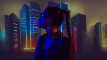 Foto de Retrato de chica cyberpunk. Hermosa joven en el fondo de rascacielos de la ciudad. Concepto futurista. - Imagen libre de derechos