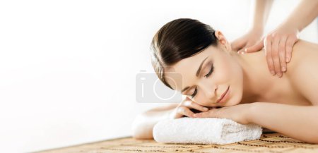 Foto de Mujer morena hermosa y saludable está recibiendo tratamiento de masaje en el salón de spa. El concepto de spa, salud y curación. - Imagen libre de derechos