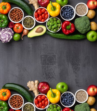 Foto de Ingredientes alimenticios saludables: verduras frescas, frutas y superalimentos. Nutrición, dieta, concepto de comida vegana. Fondo de hormigón - Imagen libre de derechos