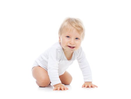 Kleines, glückliches und lächelndes süßes Baby im Studio. Porträt eines einjährigen Babys. Vereinzelter weißer Hintergrund. Das Konzept des Glücks.