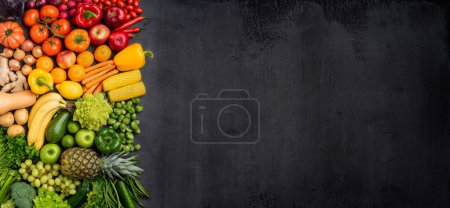 Téléchargez les photos : Ingrédients alimentaires sains : légumes frais, fruits et superaliments. Nutrition, régime alimentaire, concept alimentaire végétalien. Contexte concret - en image libre de droit