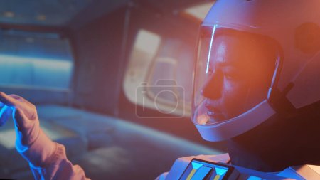 Foto de Una astronauta con traje espacial a bordo de la estación orbital. Una joven cosmonauta pilota una nave espacial. El concepto de viaje galáctico y ciencia. - Imagen libre de derechos