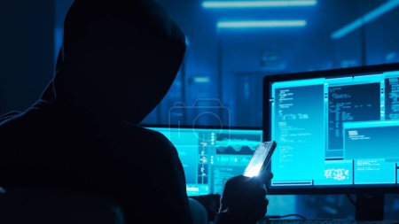 Computer-Hacker im Kapuzenpulli. Dunkles Gesicht. Hackerangriff, Virus infizierte Software, Dark Web und Cyber-Sicherheitskonzept.